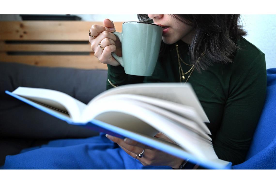 Wer es lieber ruhiger mag: Die Extrastunde kann auch einfach zum Entspannen oder Lesen genutzt werden. (Symbolbild)