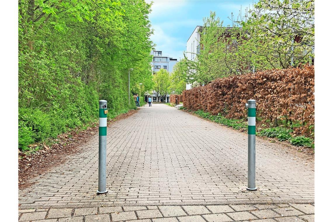 Poller versperren Rettern die Durchfahrt Wer etwa an dieser Stelle mit dem Rettungswagen weiterwill, scheitert an den Pollern – und muss einen mehrere Hundert Meter langen Weg zu Fuß antreten.