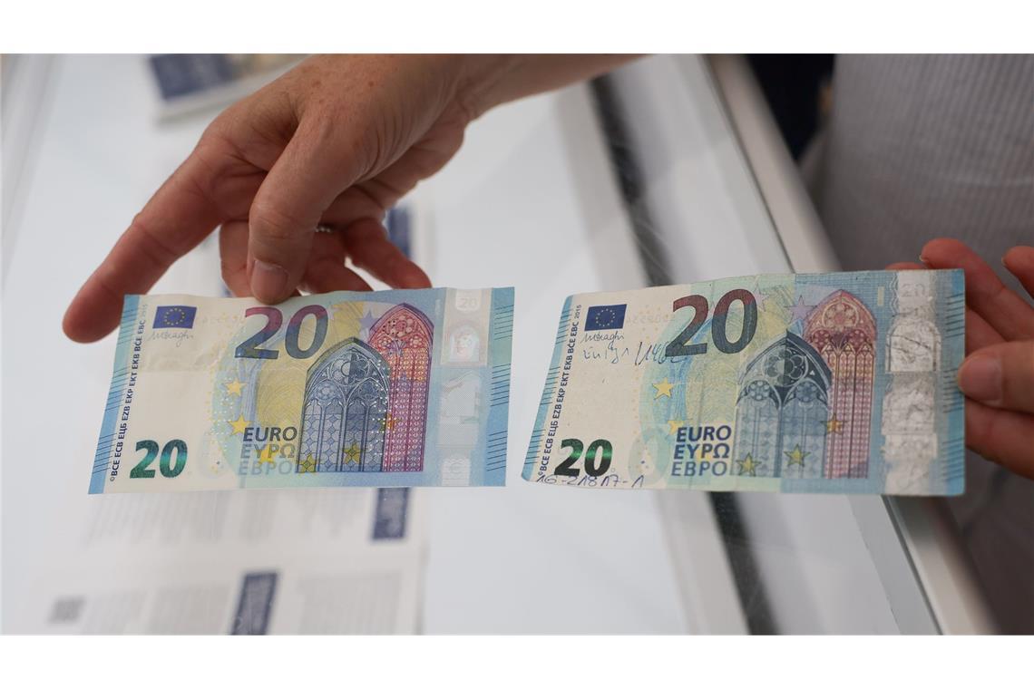 Wer genau hinschaut, kann leicht einen echten von einem gefälschten Schein unterscheiden. (Archivbild)