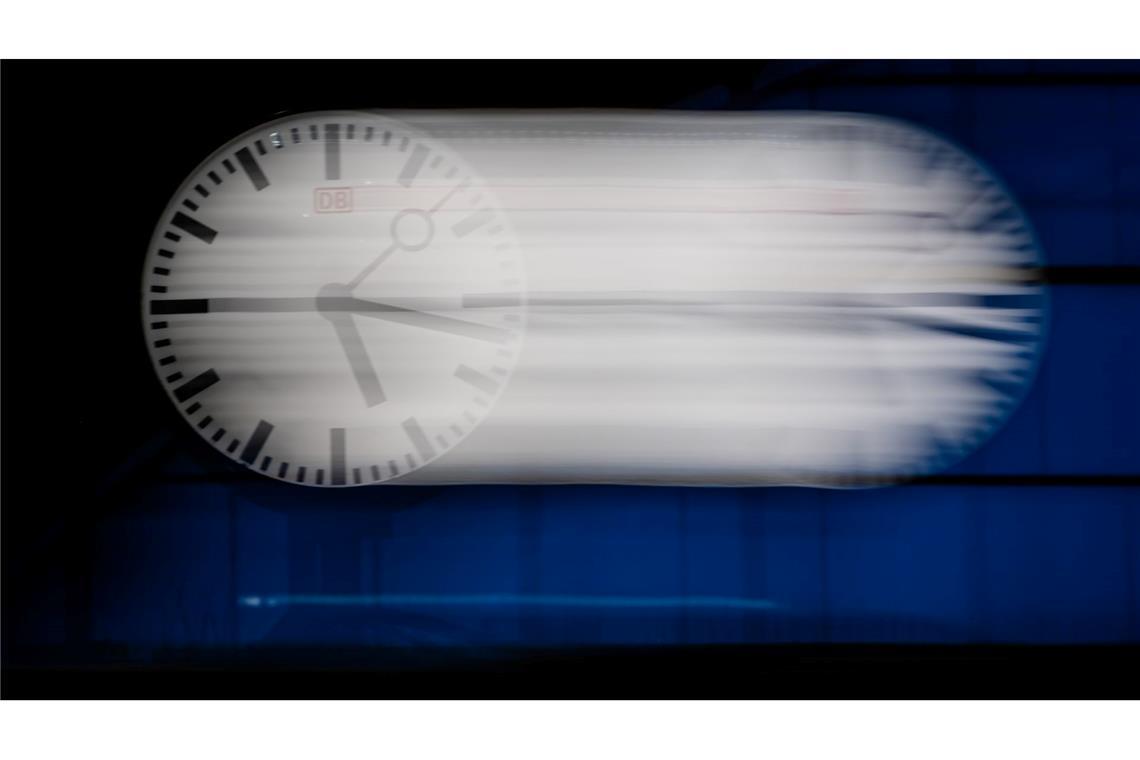 Bilder des Tages Wer hat an der Uhr gedreht? Der Fotograf will uns hier mit seiner Aufnahme mit Wischeffekt von der Uhr am Bahnhof Berlin-Alexanderplatz wohl zeigen, wie die Zeitumstellung unseren inneren Rhythmus verschiebt.