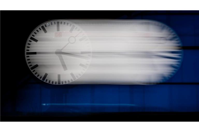 Wer hat an der Uhr gedreht? Der Fotograf will uns hier mit seiner Aufnahme mit Wischeffekt von der Uhr am Bahnhof Berlin-Alexanderplatz wohl zeigen, wie die Zeitumstellung unseren inneren Rhythmus verschiebt.