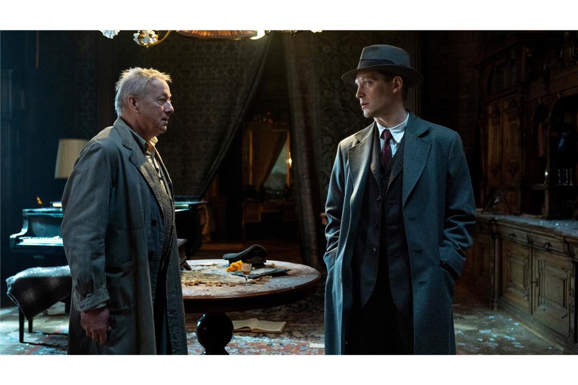 Wer hat den Mörder gesehen? Der Ermittler Jan Morava (Jonas Nay) befragt den Hausmeister (Markus Hering, li.).