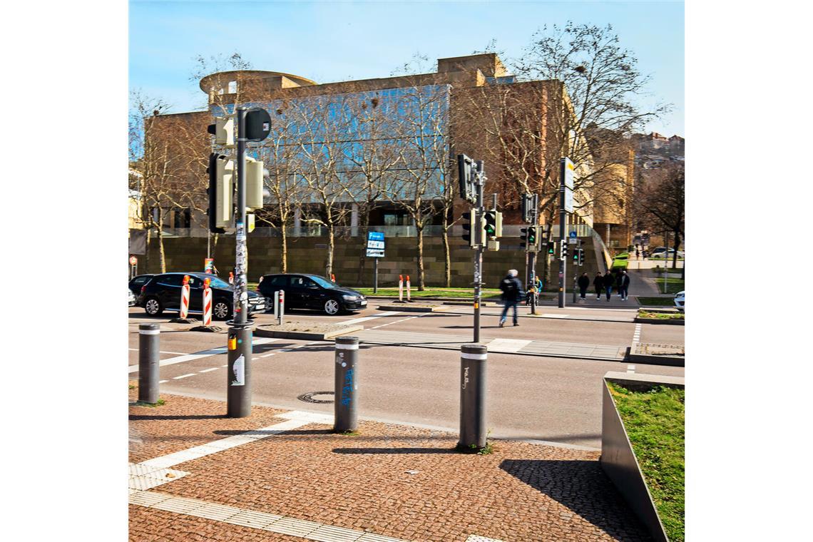 Der Traum von Stuttgart als Wohlfühlort für alle Wer hier die Straße überqueren will, muss sich beeilen.