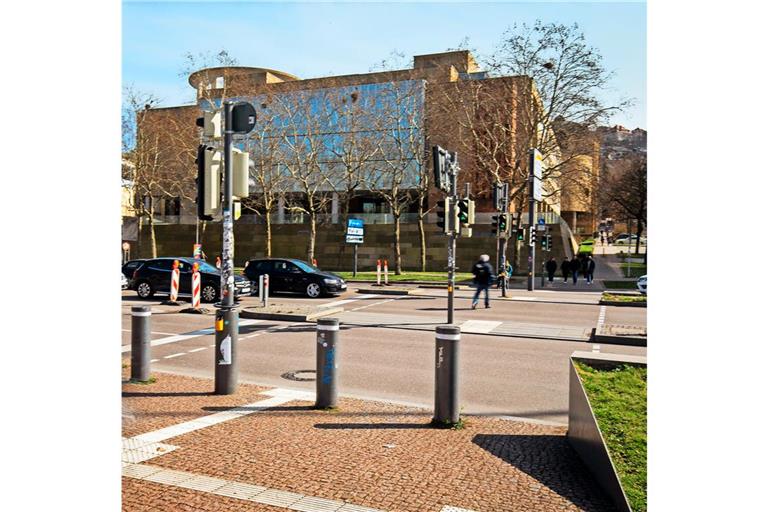 Wer hier die Straße überqueren will, muss sich beeilen.