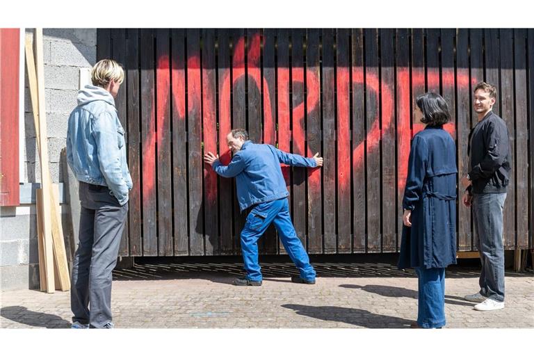 Wer immer dies ans Garagentor von Tischlermeister Michel Louis (Gerhard Liebmann, 2. v. links) gesprüht hat – er lag falsch.