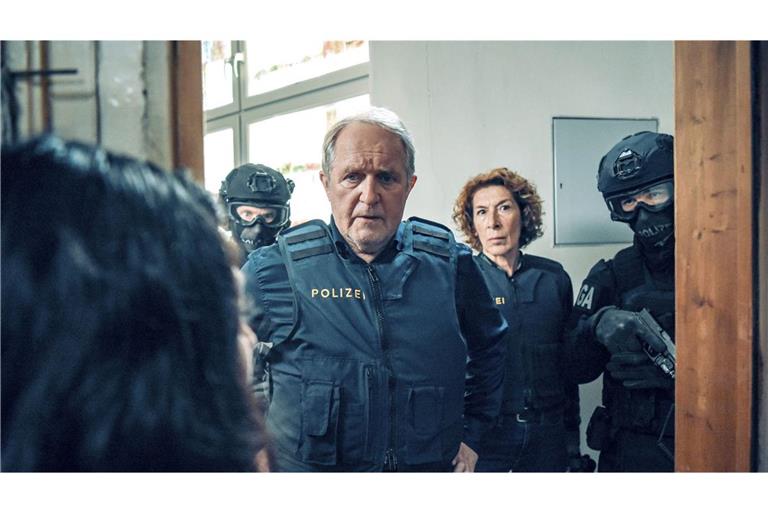 Wer ist der Täter? Moritz Eisner (Harald Krassnitzer, Mitte) und seine Kollegin Bibi Fellner (Adele Neuhauser, 2. v. re.)