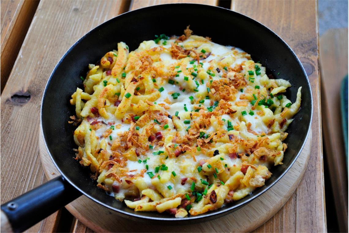 Wer Käse mag, der liebt Käsespätzle, aber welcher Käse passt am besten für Käsespätzle? Alles Wichtige dazu hier.