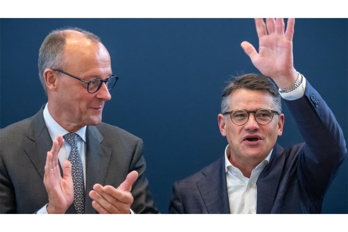 Wer klatscht hier für wen? Friedrich Merz, CDU-Chef, und Boris Rhein, CDU-Ministerpräsident. Hier nach Rheins Wahlsieg in Hessen 2023, also bevor Merz Kanzler wurde.