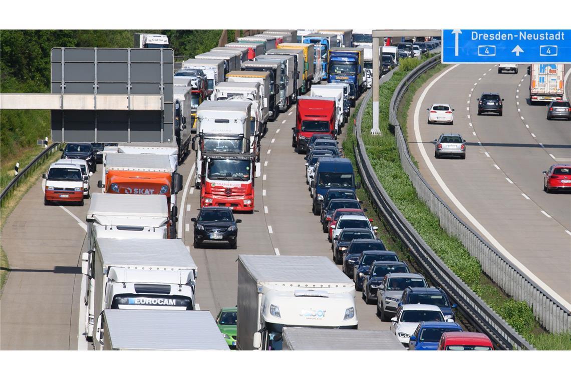 Hier drohen die längsten Staus Wer Lastwagen-Kolonnen vermeiden will, sollte erst am Sonntag in Richtung Süden fahren (Symbolbild).