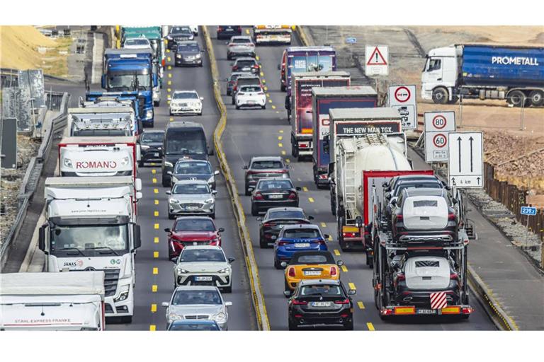 Wer mit dem Auto ins verlängerte Mai-Wochenende fahren möchte, sollte lieber genau abwägen, wann’s losgeht (Symbolfoto).