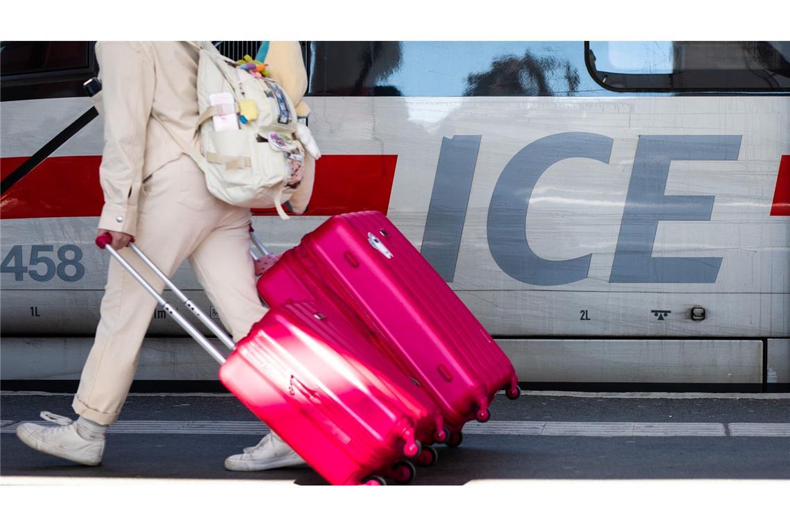 Wer mit dem Zug verreist, soll nach den Plänen der EU-Kommission auch bei Fahrten unterschiedlicher Unternehmen bei Ausfällen gut geschützt sein. (Symbolbild)