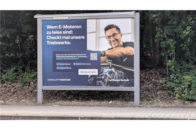 Wer mit der S-Bahn zum Porscheplatz in Zuffenhausen fährt, wird von diesem Werbeplakat der Lufthansa Technik begrüßt. Der Standort ist wohl kein Zufall.