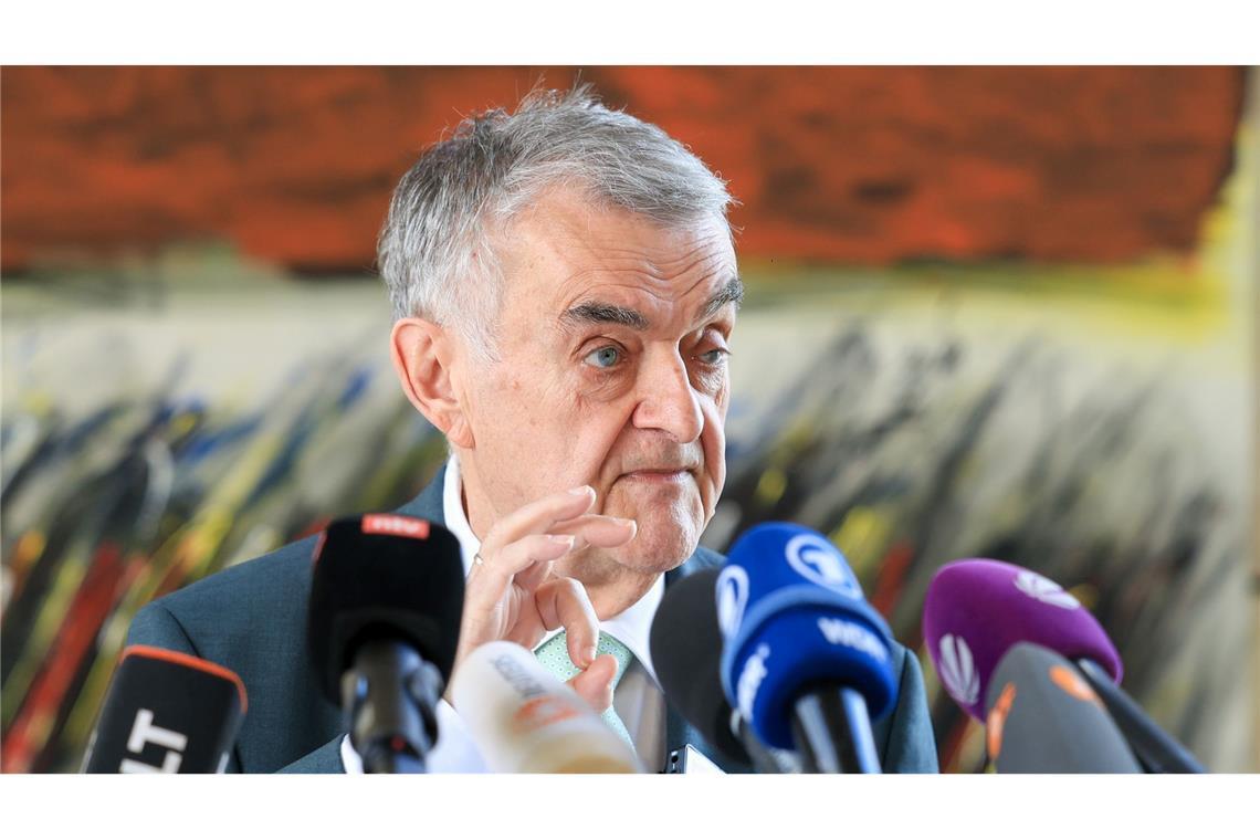 "Wer mit Waffen, Drogen, Gewalt und Einschüchterung sein Geld verdient, muss jederzeit damit rechnen, dass die Polizei morgens im Schlafzimmer steht. Nicht als Gast, sondern mit Durchsuchungsbeschluss", sagte NRW-Innenminister Herbert Reul (CDU).