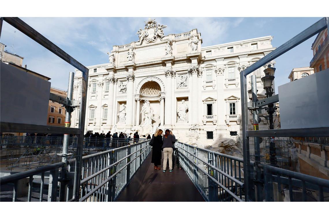 Ungewöhnliche Aussicht: Trevi-Brunnen über Steg begehbar Wer Münzen in das leere Wasserbecken wirft, muss Strafe bezahlen.