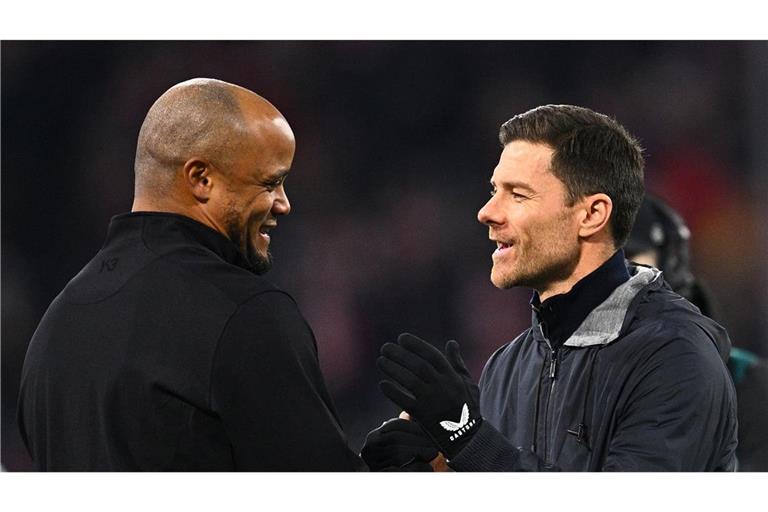 Wer muss wem gratulieren? Bayern-Coach Vincent Kompany (l) und Leverkusens Trainer Xabi Alonso.