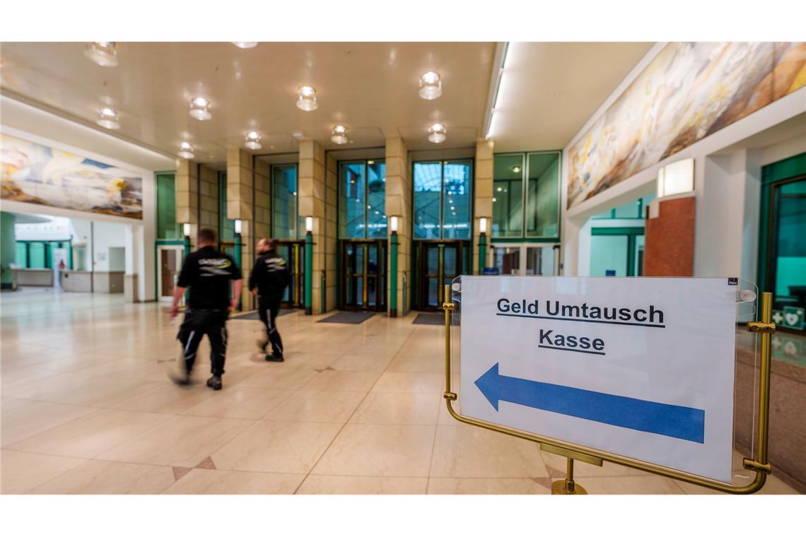 Wer noch alte Scheine oder Münzen findet, kann diese kostenlos bei allen 31 Filialen der Bundesbank oder per Postweg über die Bundesbank-Filiale in Mainz zum Umtausch einreichen. (Archivbild)