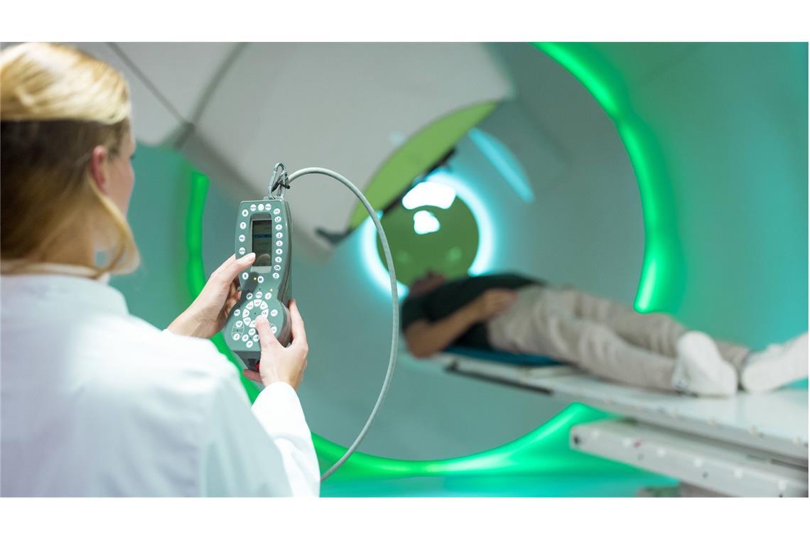 Wer regelmäßig den eigenen Körper auf Veränderungen hin checkt, kann Krebs früher auf die Spur kommen. Wie man dabei am besten vorgeht.