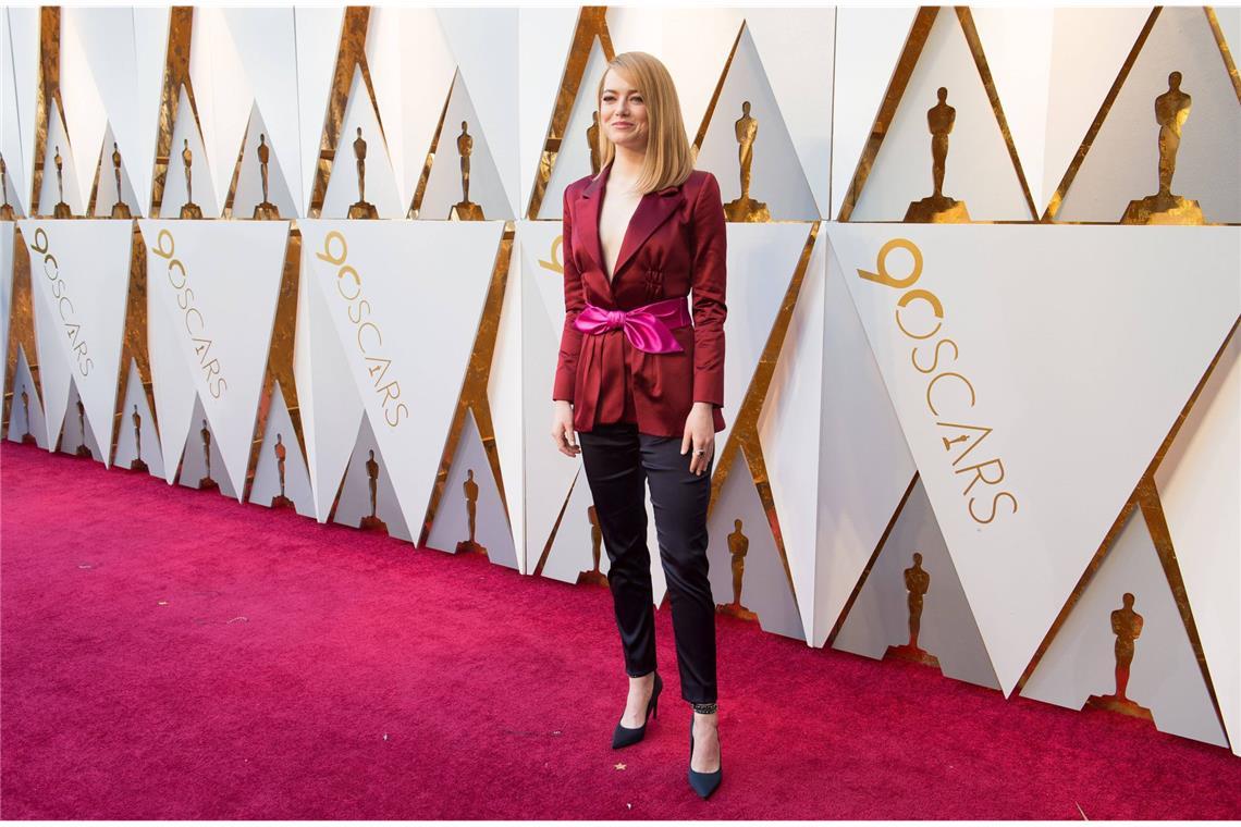 Die schönsten Oscar-Kleider aller Zeiten Wer sagt, dass frau auf dem roten Teppich immer Kleider tragen muss? Emma Stones Smoking-Variante von Louis Vuitton war 2018 der beste Oscar-Look überhaupt.