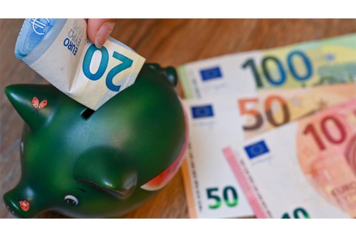 Wer sein Geld auf dem Festgeldkonto parkt statt im Sparschwein, kann der wachsenden Preissteigerungsrate etwas entgegensetzen.
