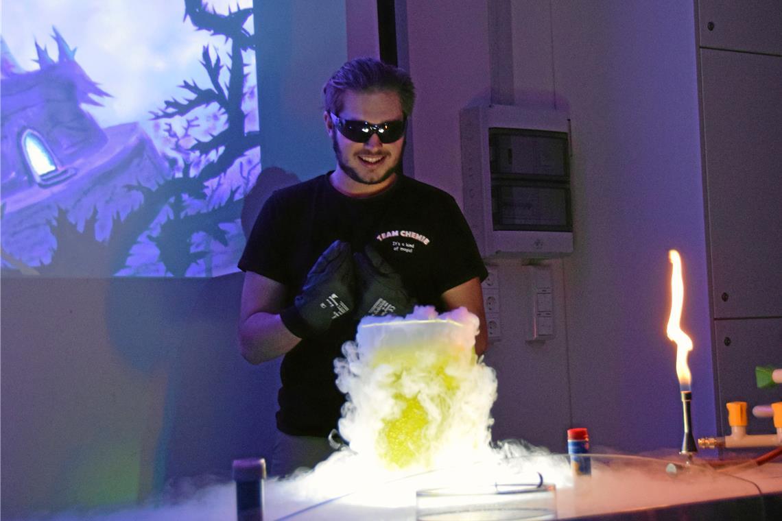 Chemiefeuerzauber und Technikwunder Wer seine Chemiehausaufgaben gemacht hat, kann für knallige Showeffekte sorgen, wie Schüler Bastian Kiechle zeigt. Foto: Elisabeth Klaper