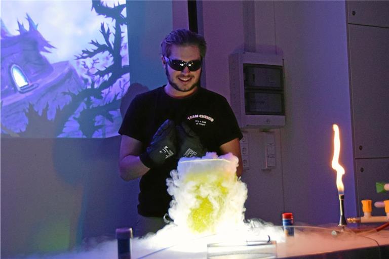 Wer seine Chemiehausaufgaben gemacht hat, kann für knallige Showeffekte sorgen, wie Schüler Bastian Kiechle zeigt. Foto: Elisabeth Klaper