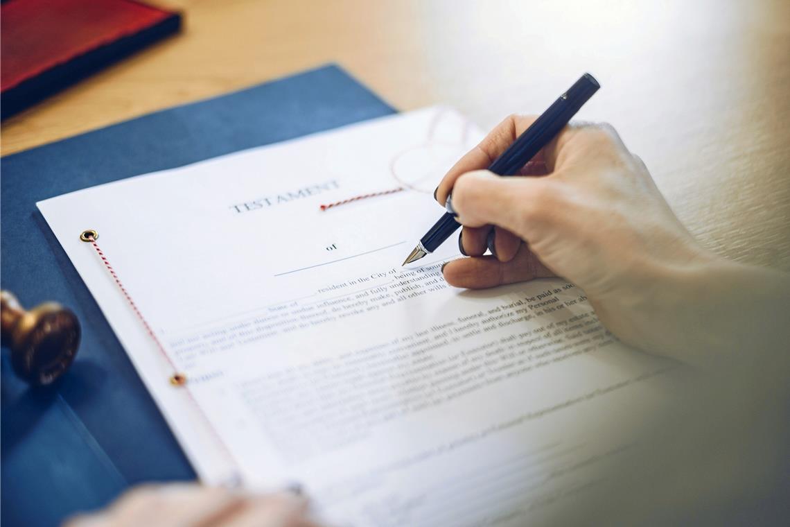 Das Erbe ist rechtssicher zu regeln Wer seinen Nachlass regeln möchte, hat einiges zu beachten. Symbolfoto: Adobe Stock/Daniel Jedzura