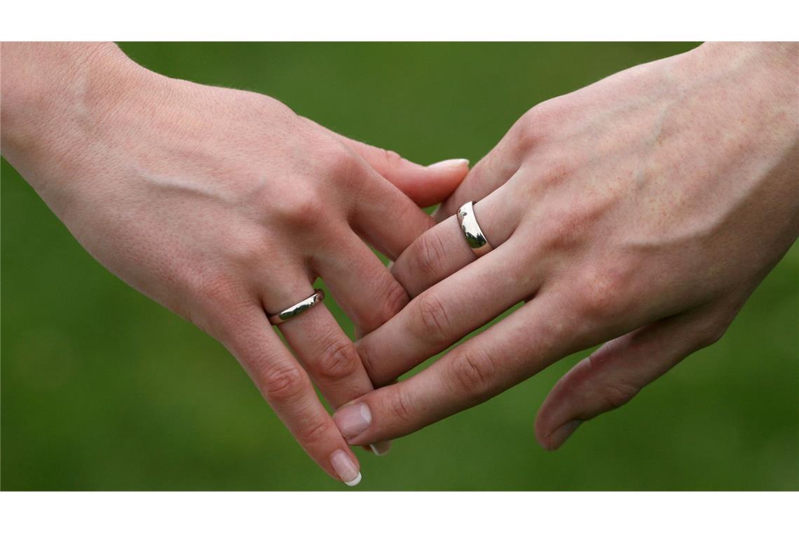 Doppelname ohne Bindestrich für Eltern und Kinder künftig möglich Wer sich für einen Doppelnamen entscheidet, soll künftig nicht mehr zum Einfügen eines Bindestrichs gezwungen werden.