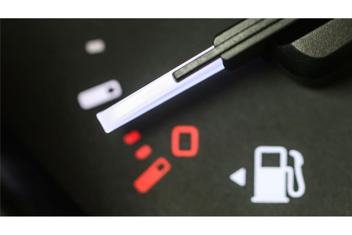 Wer tanken muss, zahlt im Schnitt über zwei Euro. (Archivbild)