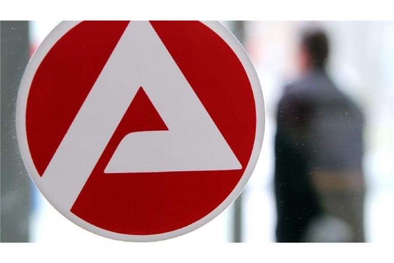 Wer trickreich ist und kriminelle Energie hat, kann bei mehreren Jobcentern parallel Sozialleistungen abgreifen.