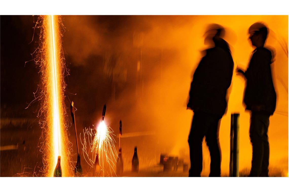 So sieht Erste Hilfe bei Verletzungen durch Feuerwerk aus Wer verletzt ist, sollte nun vorsichtshalber nichts mehr essen, nichts trinken und auch keine Bonbons lutschen, „für den Fall einer OP in Vollnarkose“.