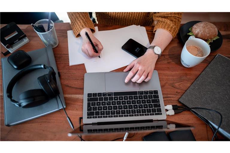 Wer viel im Homeoffice tätig ist, sollte sich vornehmen, immer wieder kurze, informelle Gespräche mit Kollegen oder Führungskräften einzuplanen.