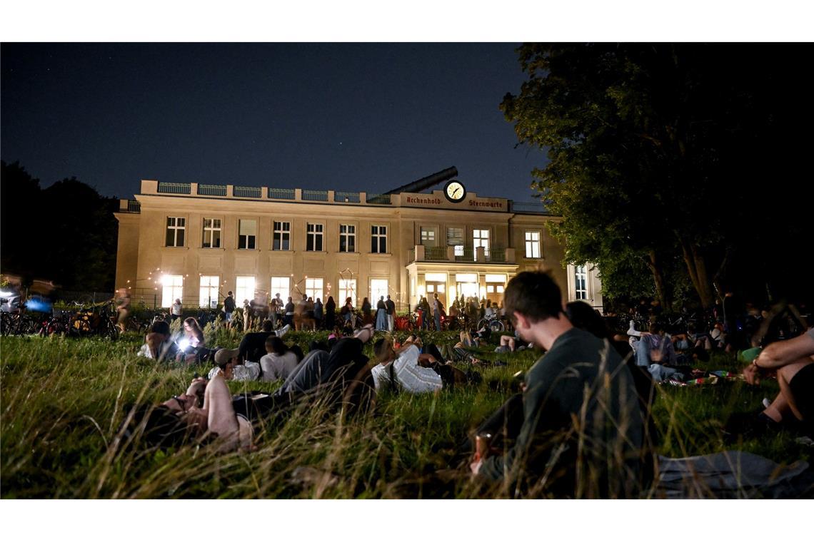 Wer viele Sternschnuppen sehen will, sollte möglichst raus aus den Städten - dorthin, wo es wenig Licht gibt.