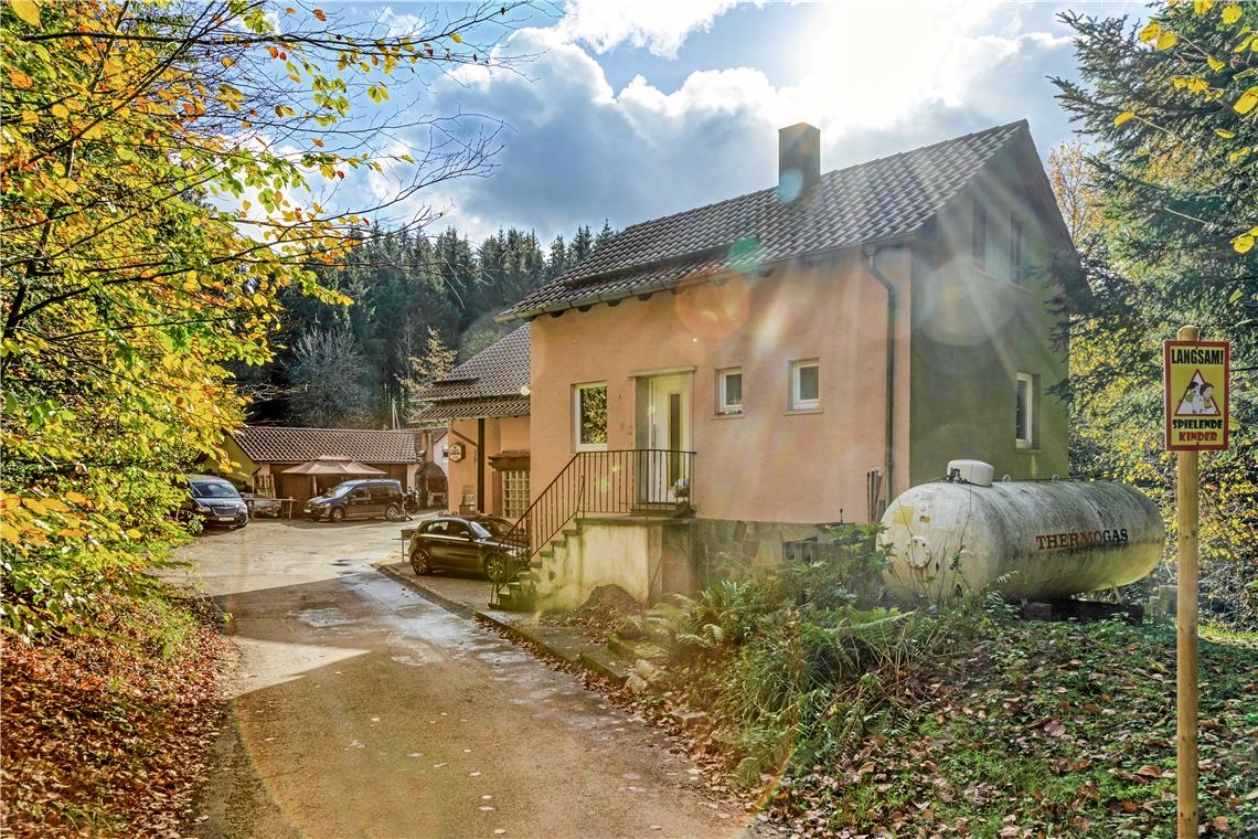 Wer vom Murrhardter Teilort Waltersberg aus in Richtung Sechselberg fährt, kommt auf dem schmalen Waldsträßchen zum Anwesen an der Hörschhofer Sägmühle 9.