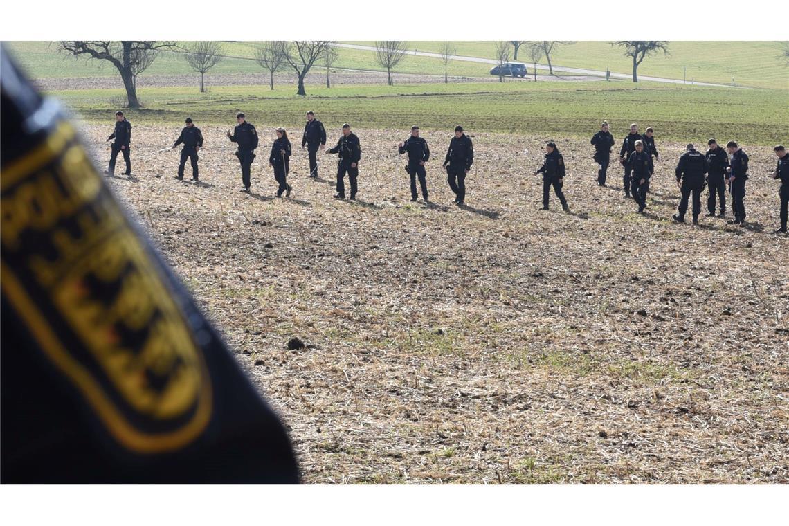 Toter Säugling auf Wiese entdeckt Wer war das tote Kind? Die Polizei ermittelt und sucht Spuren.
