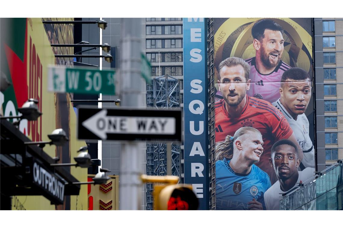 Werbung für die Club-WM mit Fußballstars wie Lionel Messi, Harry Kane oder Erling Haaland am Times Square in Manhattan.
