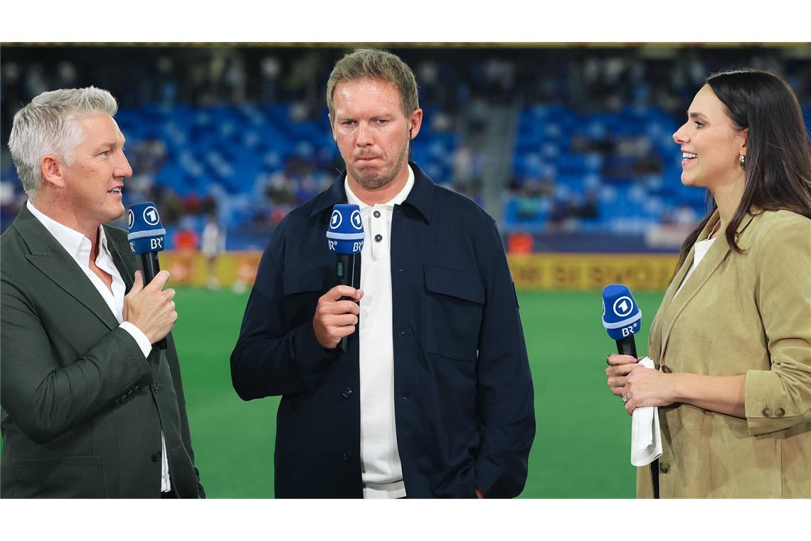 TV-Rechte erworben – ARD und ZDF zeigen mehr als die Hälfte der Spiele Werden auch bei der WM zu sehen sein: ARD-Experte Bastian Schweinsteiger und ARD-Moderatorin Esther Sedlaczek neben Bundestrainer Julian Nagelsmann.