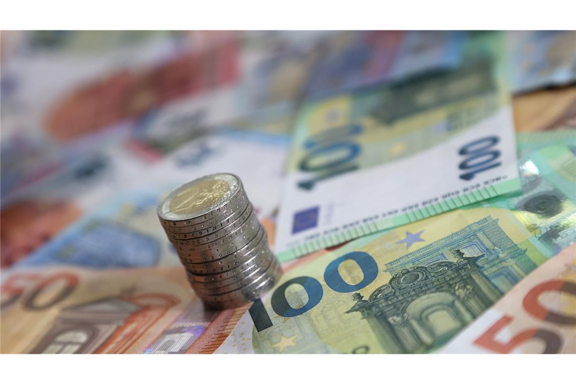 Was wird 2025 teurer? Wo kann man sparen? Werden Belastungen und Entlastungen gegenübergestellt, könnten nach Berechnungen des Instituts der deutschen Wirtschaft manche Haushalte in diesem Jahr weniger Geld zur Verfügung haben, andere etwas mehr.