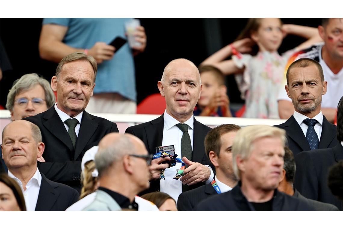 Kimmich: Erst Gruppensieg, dann Titel in Nations League Werden über das Finalturnier reden: Hans-Joachim Watzke, Bernd Neuendorf und Aleksander Ceferin (l-r)