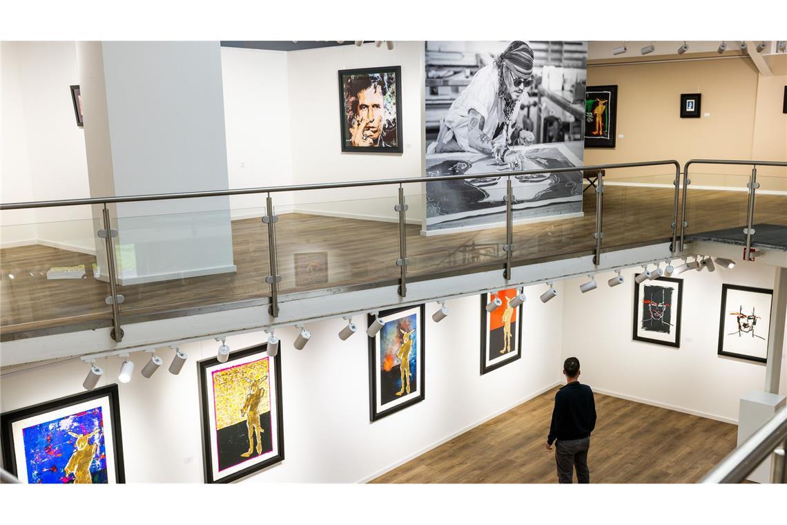 Werke von Johnny Depp hängen in einer Kunstgalerie in Emmendingen.