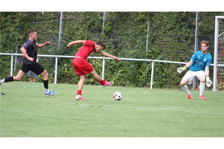 Wernaus Florian Köck (am Ball) zieht ab  – und trifft zur 1:0-Führung in der 15. Minute.  