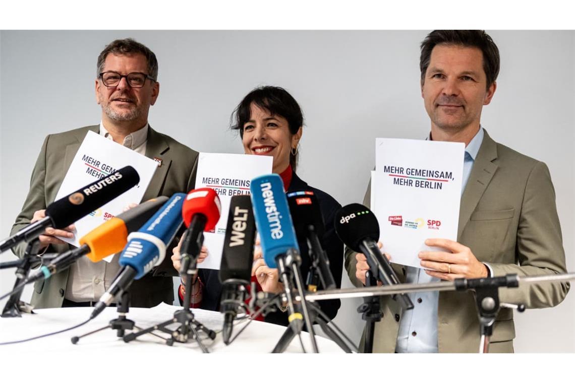 Werner Graf (l-r, Bündnis 90/Die Grünen), Co-Vorsitzender der Grünen Fraktion im Berliner Abgeordnetenhaus, Elif Eralp, Fraktionsvorsitzende der Partei Die Linke im Berliner Abgeordnetenhaus, und Steffen Krach (SPD), Berliner SPD-Fraktions- und Landesvorsitzender, präsentieren bei einer Pressekonferenz im Haus der Statistik die Sondierungsvereinbarung der Berliner Grünen, Linken und SPD.