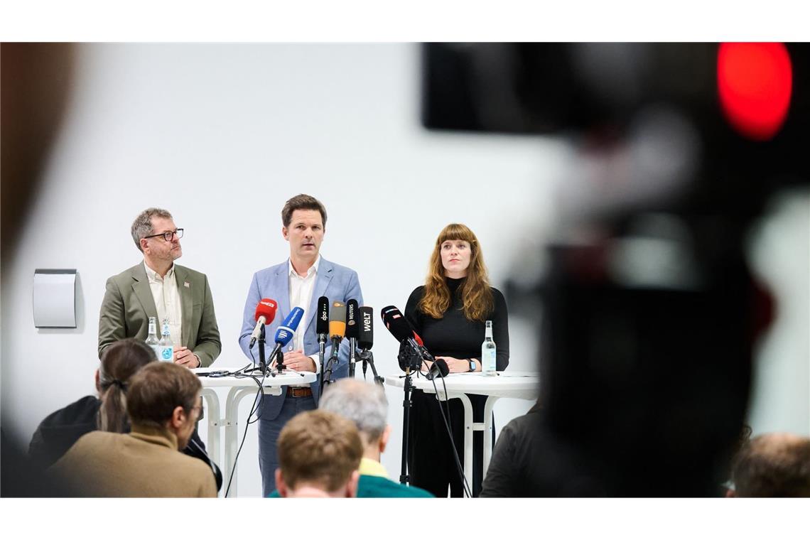 Werner Graf (l-r, Bündnis90/Die Grünen), Spitzenkandidat seiner Partei, Steffen Krach (SPD) Spitzenkandidat seiner Partei, und Kerstin Wolter (Die Linke), Landesvorsitzende stehen nach Vorgesprächen zur Regierungsbildung im Haus der Statistik. (zu dpa: «Parteien in Berlin planen Vergesellschaftung von Wohnungen»)
