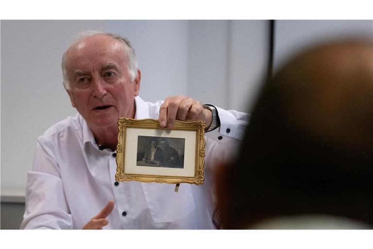 Werner Lustig zeigt ein Foto seiner Großeltern.  Erst seit 2002 weiß seine Familie aufgrund der DRK-Recherche, was mit dem Großvater 1945 passiert ist.