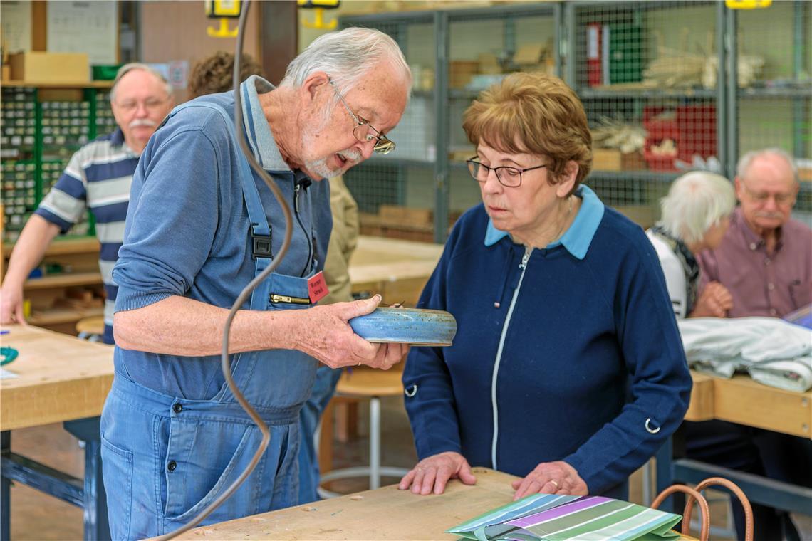 Werner Strack nimmt sich der lieb gewonnenen Küchenuhr von Edith Veitinger an. Fotos: Stefan Bossow