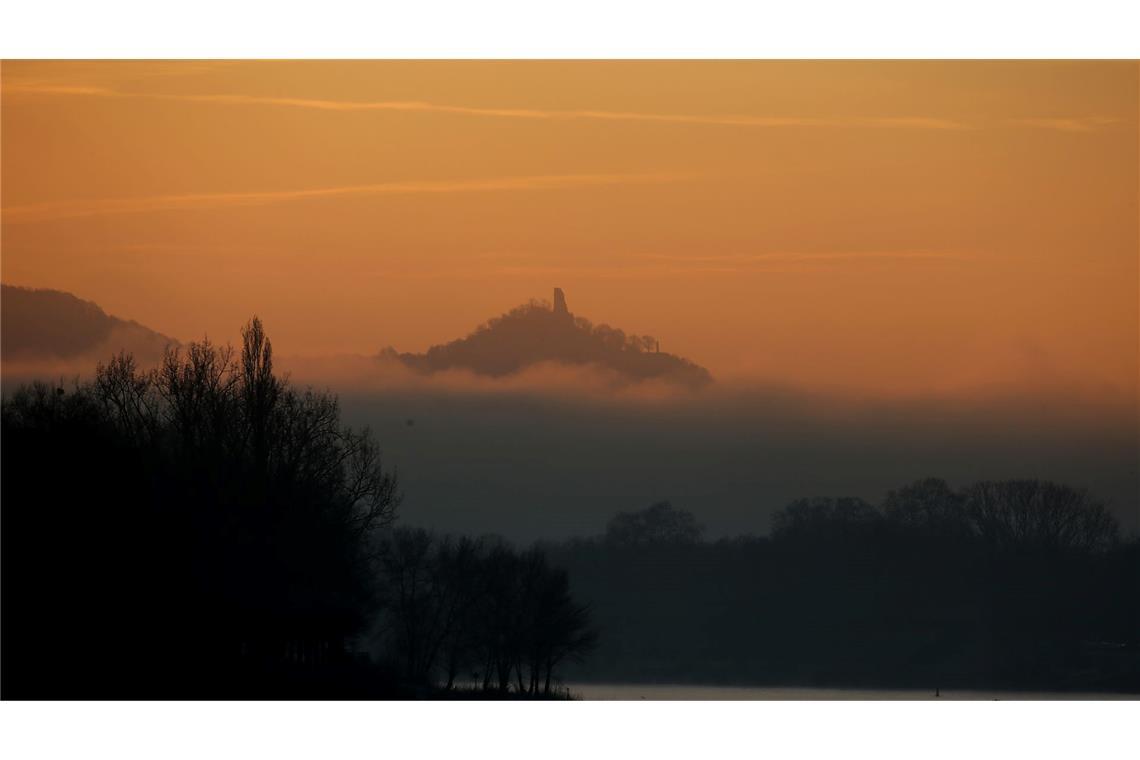 "Westalgie" bezeichnet eine nostalgische Sehnsucht nach der alten Bundesrepublik - hier der Drachenfels bei Bonn im Morgenlicht. (Archivbild)