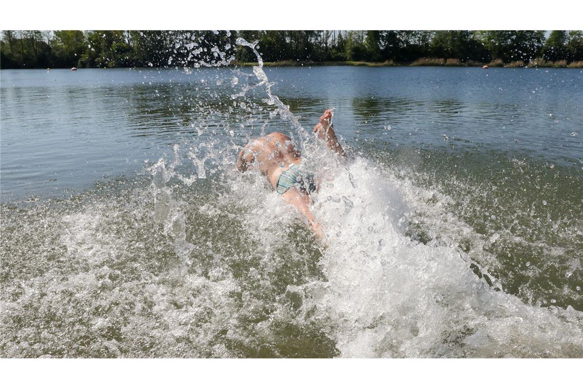 Bilder des Tages Wetter in Baden-Württemberg: Ein Mann springt im Sonnenschein in den sechzehn Grad warmen Schwarzachtalsee.