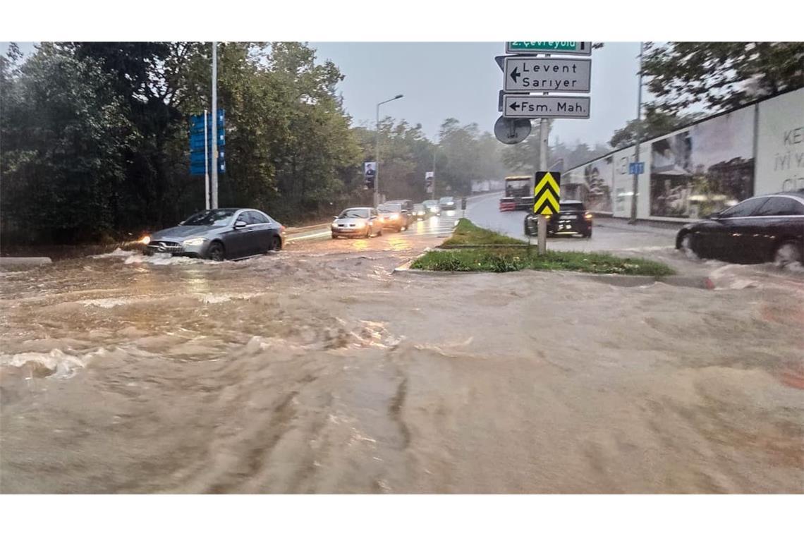 Wetter in Istanbul: Fahrzeuge fahren während eines heftigen Regens in Istanbul auf einer teilweise überfluteten Straße.