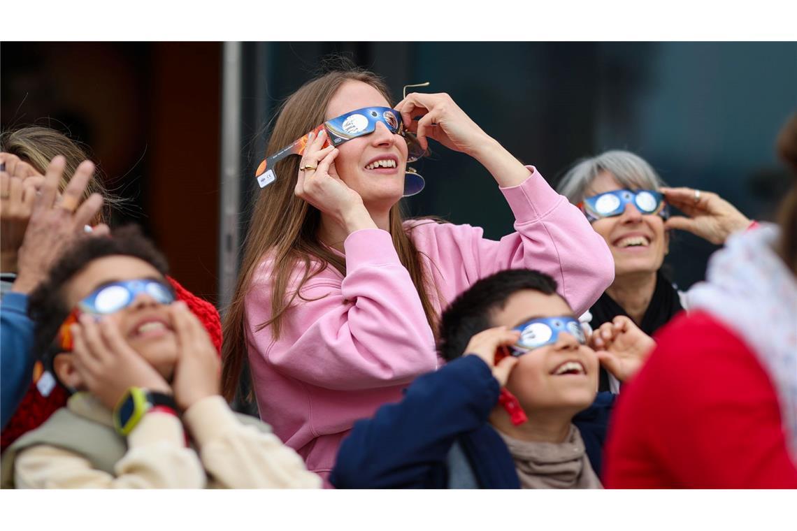 Partielle Sonnenfinsternis nur teilweise sichtbar Wichtig beim Blick in den Himmel ist das Tragen einer speziellen Sonnenfinsternis-Schutzbrille.