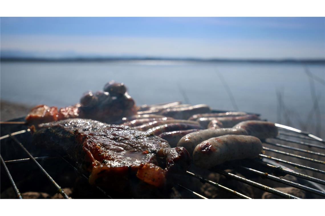 Für Klimaschutz verzichten die wenigsten auf Grillfleisch Wichtig oder sehr wichtig ist der Klimaschutz einer Umfrage zufolge den wenigsten Menschen, wenn sie grillen.