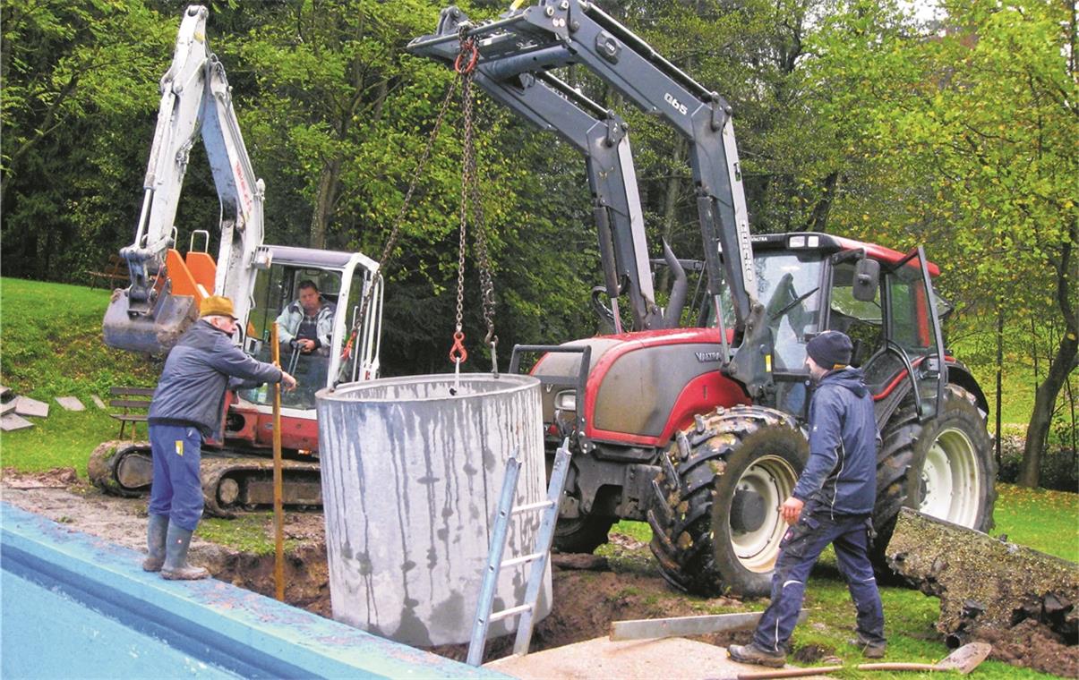 Geschichte einer ungewöhnlichen Rettung Wichtige Etappe für den Verein: Einbau der Sandfilteranlage.